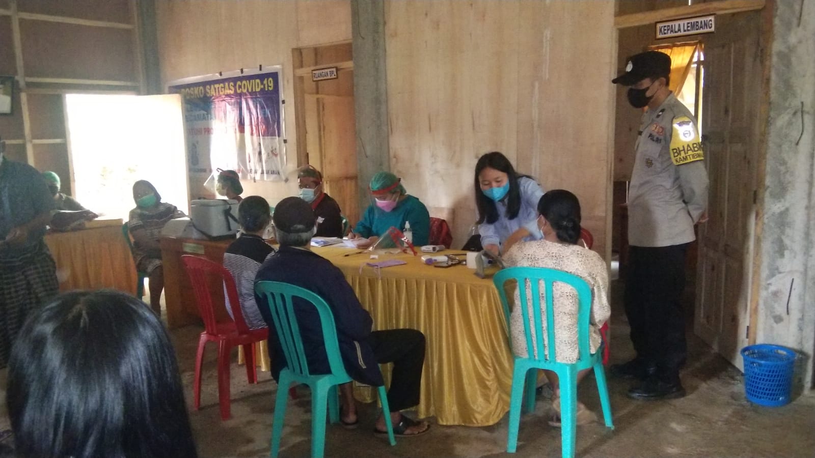 Bhabinkamtibmas bersama Tim Tracer 3T PKM Batusura’ Melakukan Tracing