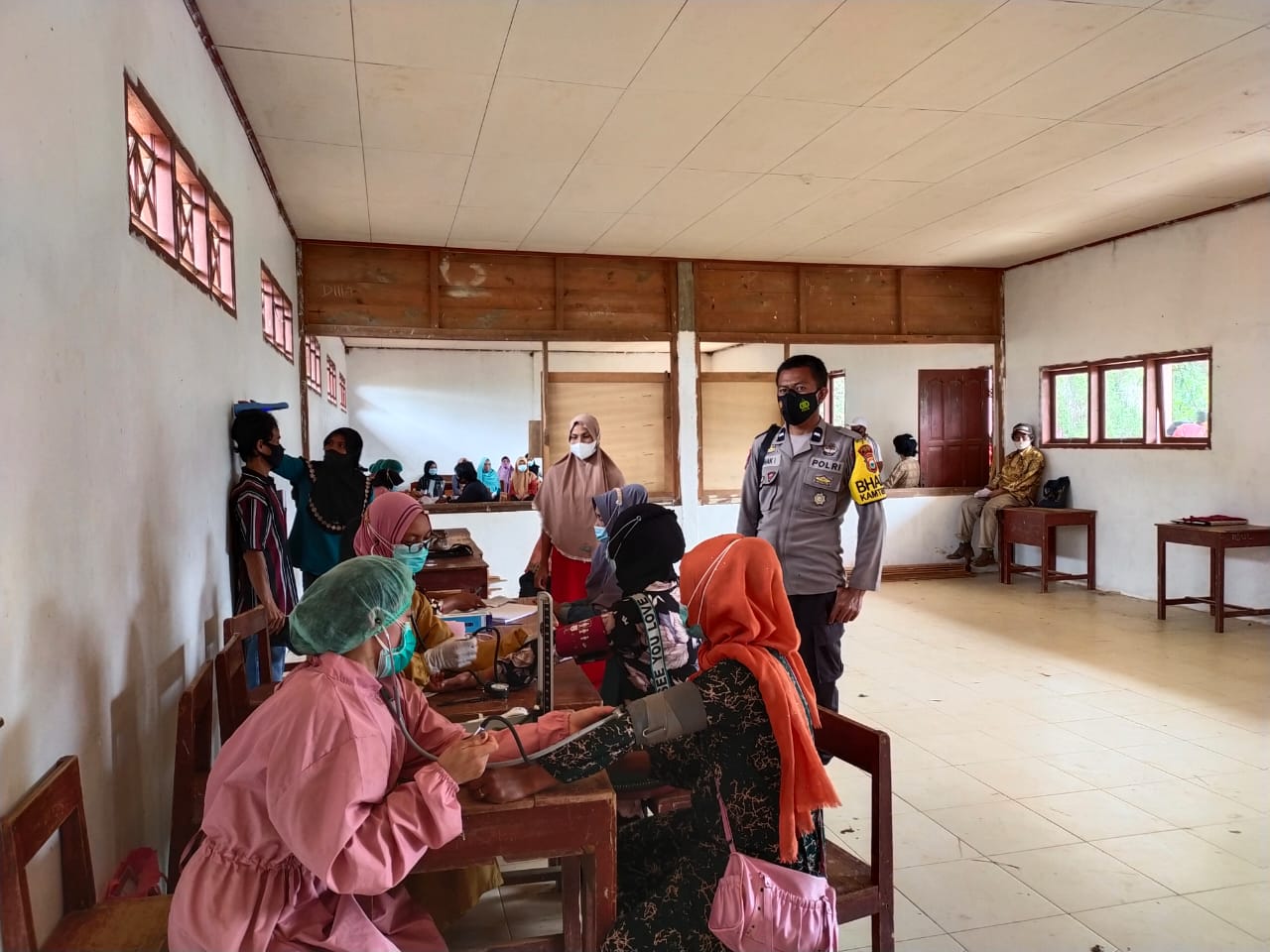 Bhabinkamtibmas bersama Tim Tracer 3T PKM Batusura’ Melakukan Tracing