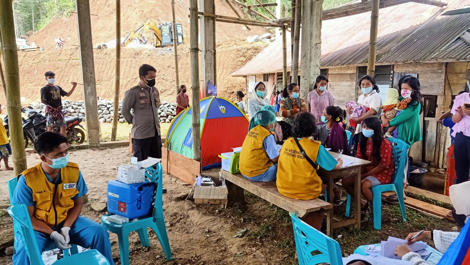 Bhabinkamtibmas bersama Tim Tracer 3T PKM Batusura’ Melakukan Tracing
