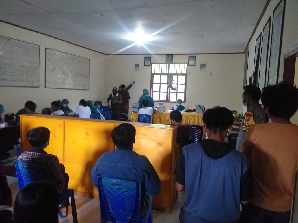 Bhabinkamtibmas bersama Tim Tracer 3T PKM Batusura’ Melakukan Tracing