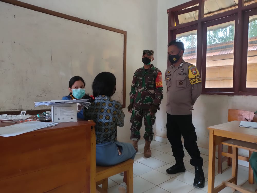Bhabinkamtibmas Monitoring Pelaksanaan Vaksinasi Di PKM Ratte