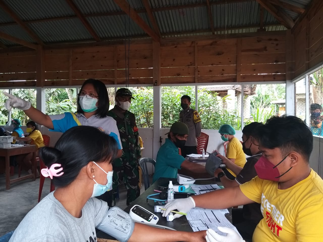 Bhabinkamtibmas Monitoring Pelaksanaan Vaksinasi Di PKM Ratte