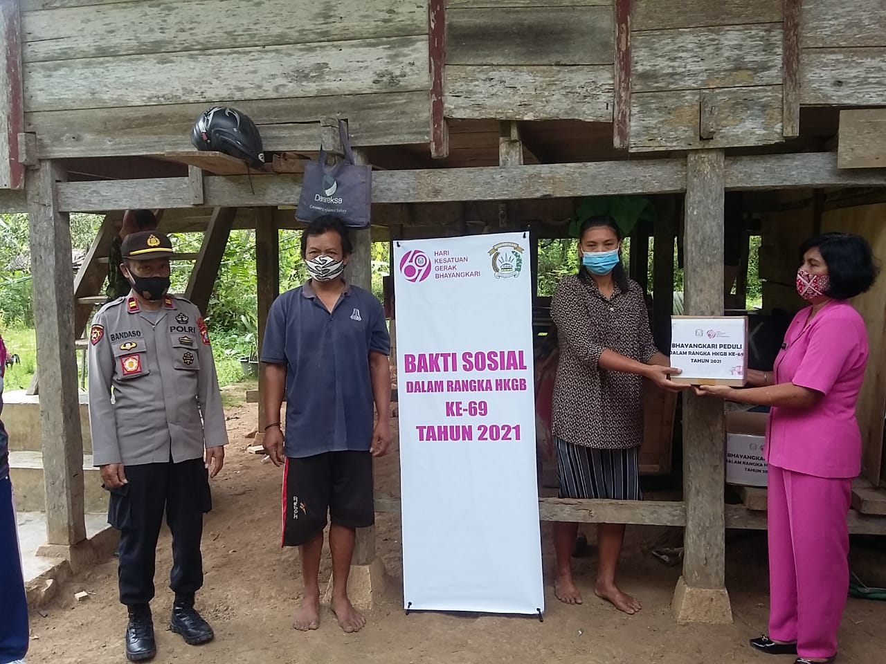 Bhabinkamtibmas Monitoring Pelaksanaan Vaksinasi Di PKM Ratte