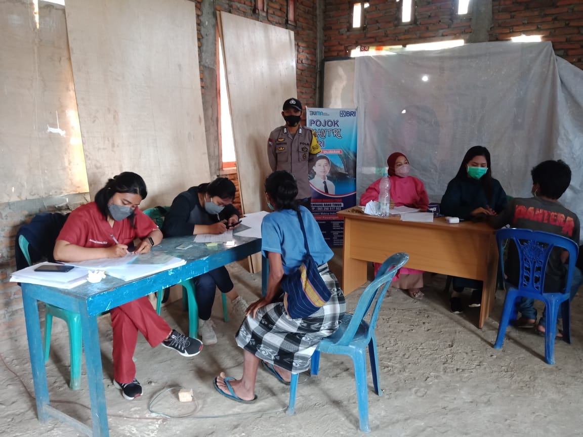 Bhabinkamtibmas Monitoring Pelaksanaan Vaksinasi Di PKM Ratte