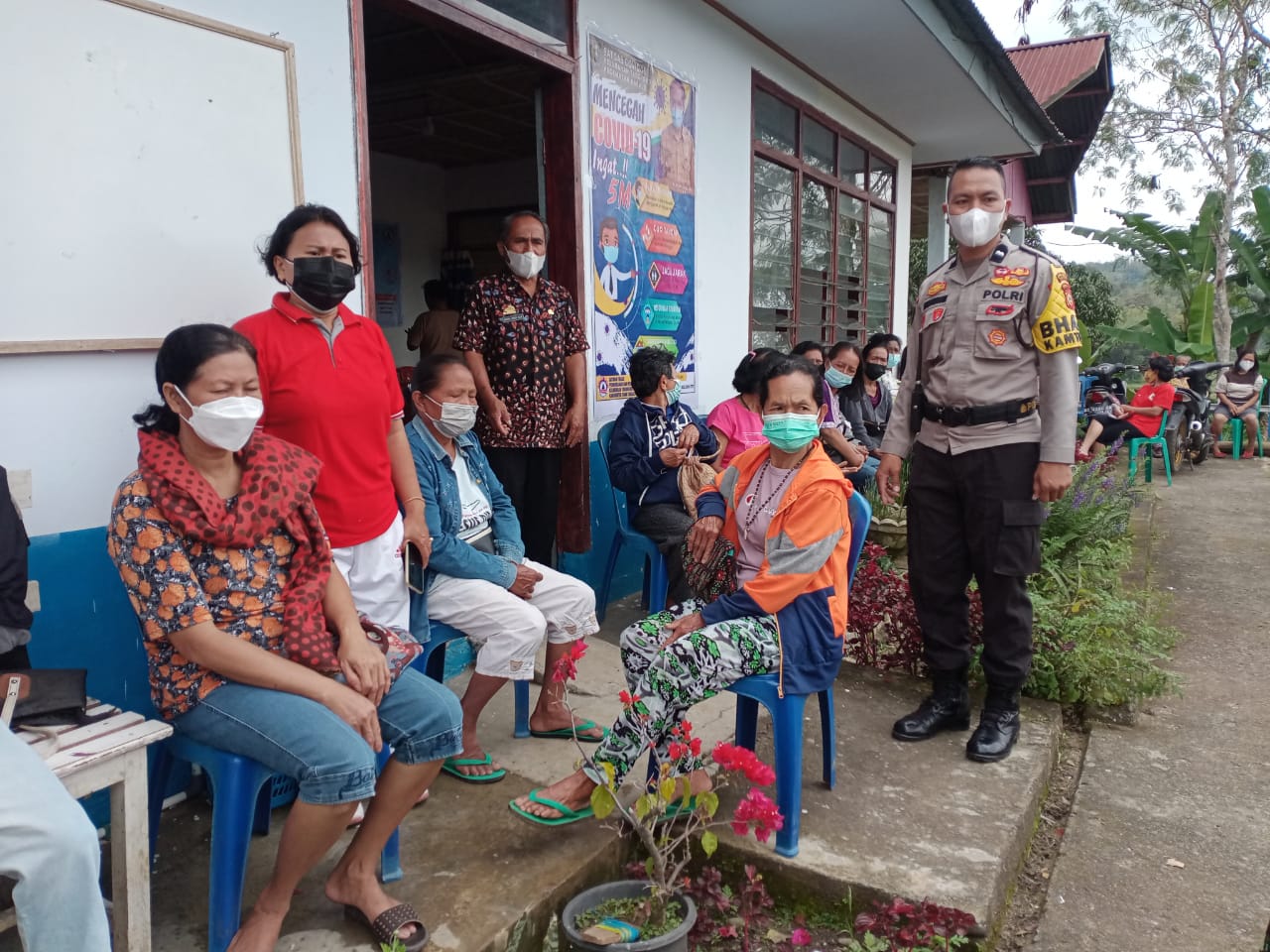 Bhabinkamtibmas bersama Babinsa pengawasan Vaksinasi di Kantor Kelurahan Tarongko