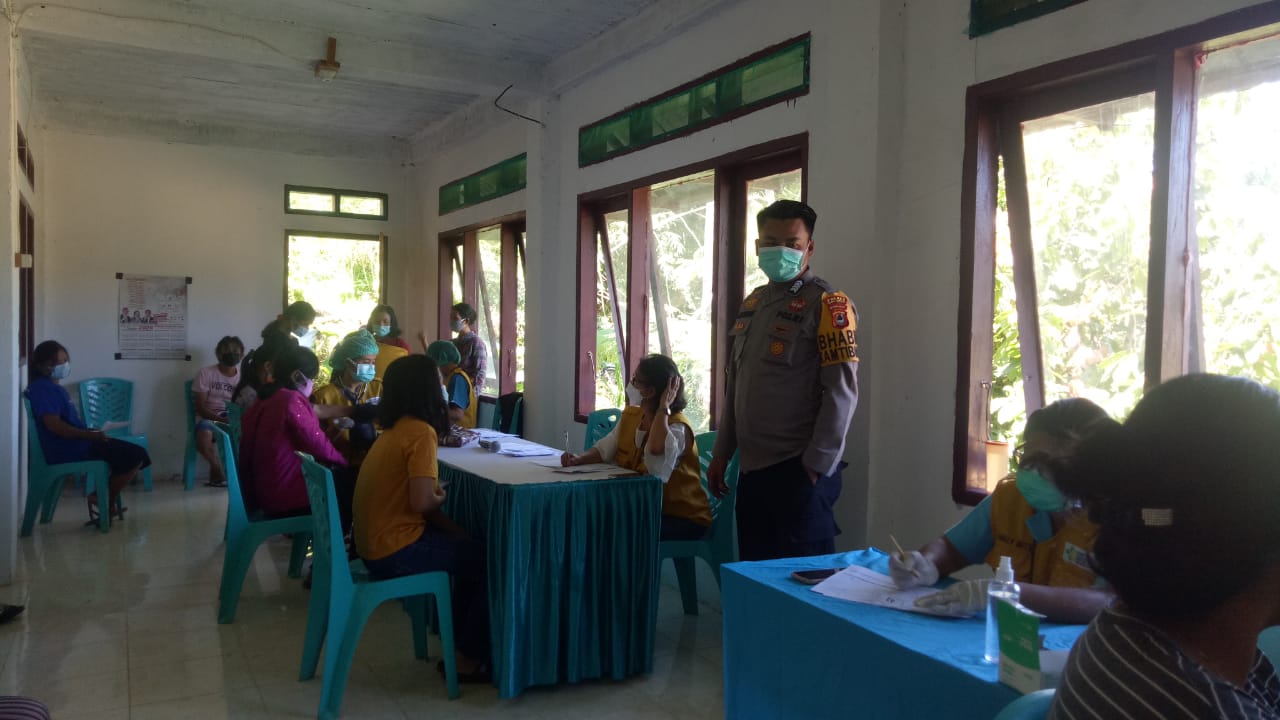 Bhabinkamtibmas bersama Babinsa pengawasan Vaksinasi di Kantor Kelurahan Tarongko