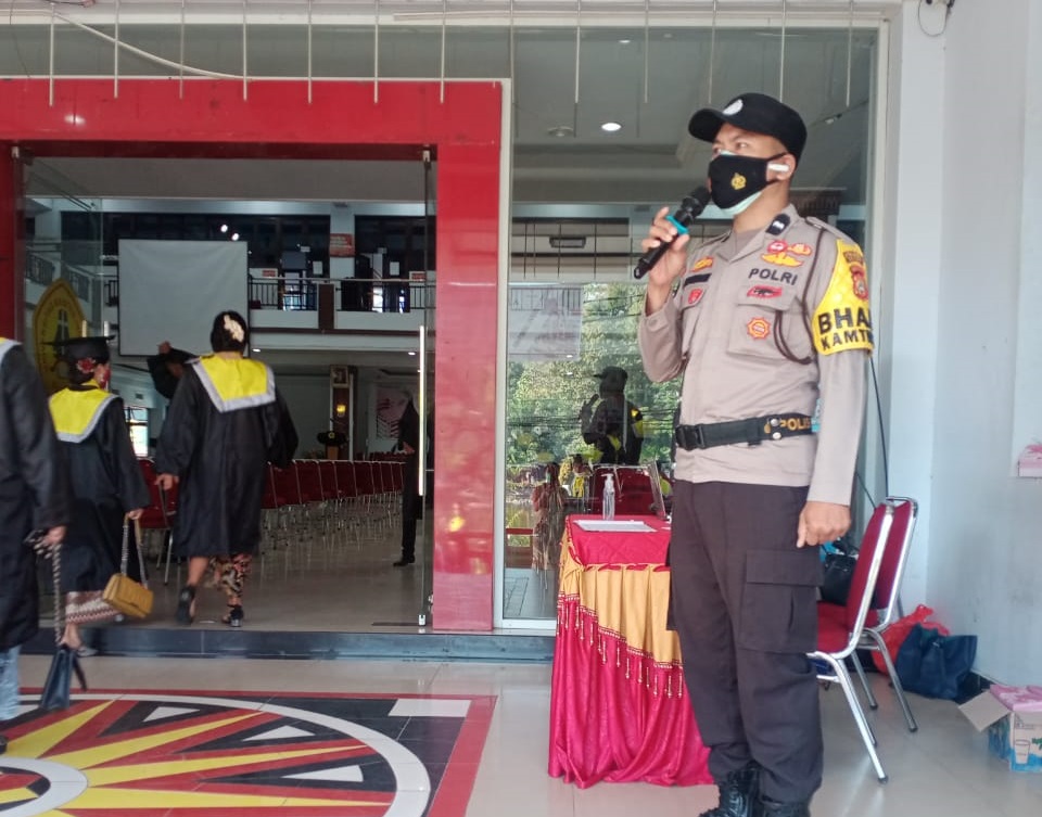 Bhabinkamtibmas bersama Babinsa pengawasan Vaksinasi di Kantor Kelurahan Tarongko