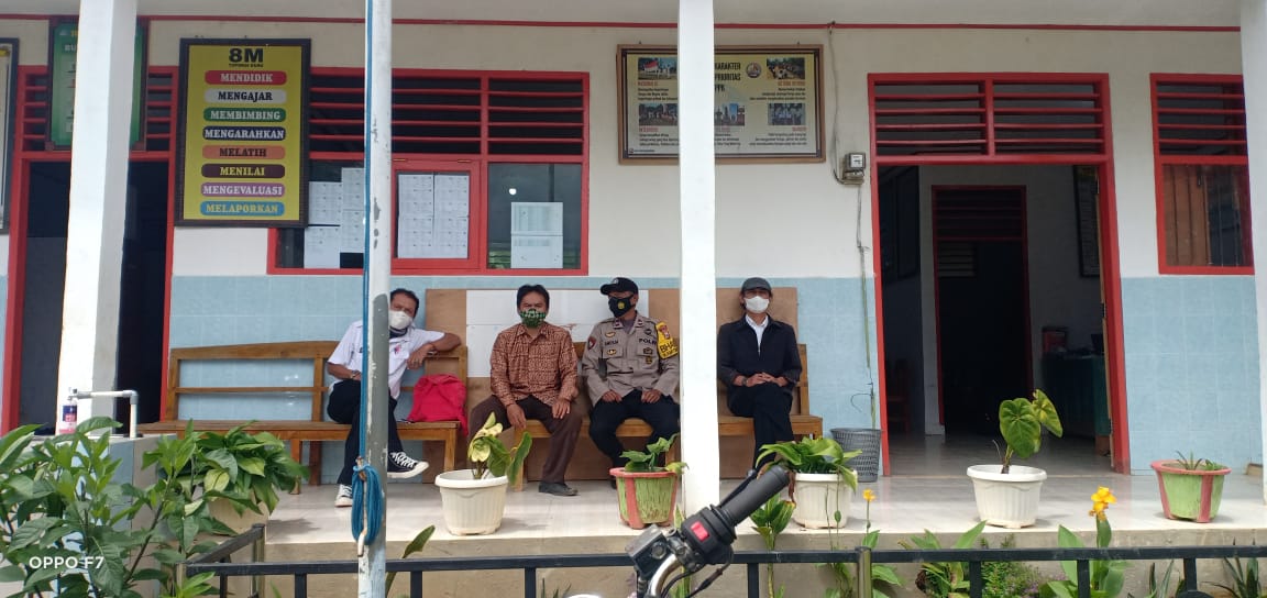 Bhabinkamtibmas bersama Babinsa pengawasan Vaksinasi di Kantor Kelurahan Tarongko