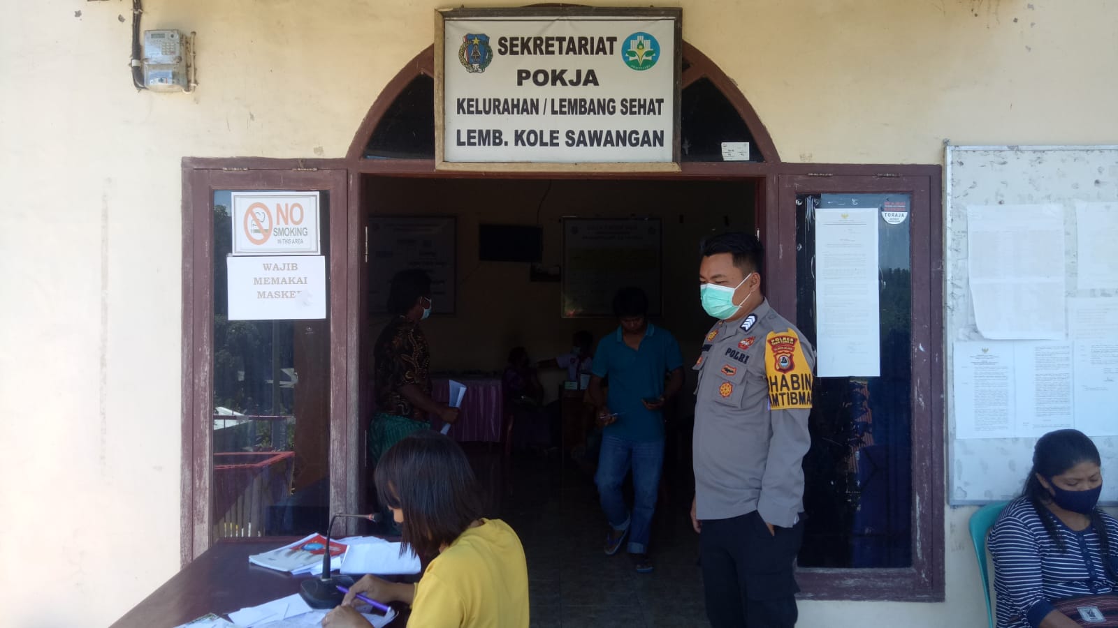Bhabinkamtibmas bersama Babinsa pengawasan Vaksinasi di Kantor Kelurahan Tarongko