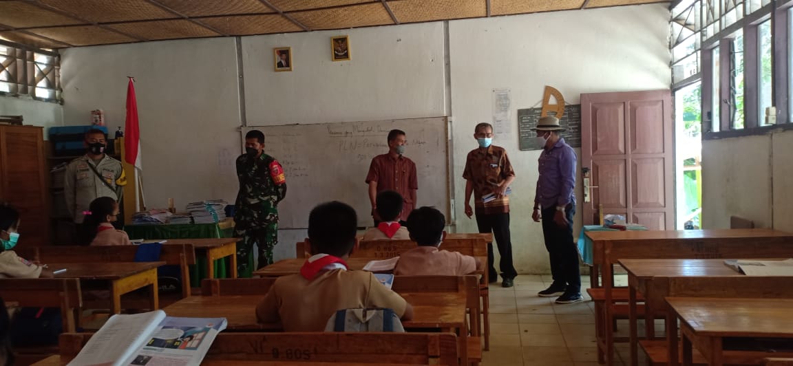 Bhabinkamtibmas bersama Babinsa pengawasan Vaksinasi di Kantor Kelurahan Tarongko