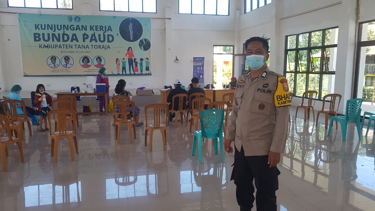 Bhabinkamtibmas bersama Babinsa pengawasan Vaksinasi di Kantor Kelurahan Tarongko