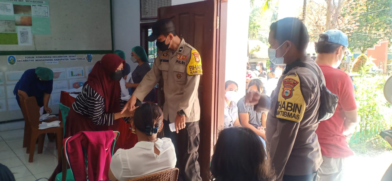 Bhabinkamtibmas bersama Babinsa pengawasan Vaksinasi di Kantor Kelurahan Tarongko