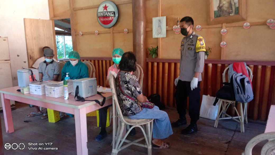 Bhabinkamtibmas bersama Babinsa pengawasan Vaksinasi di Kantor Kelurahan Tarongko