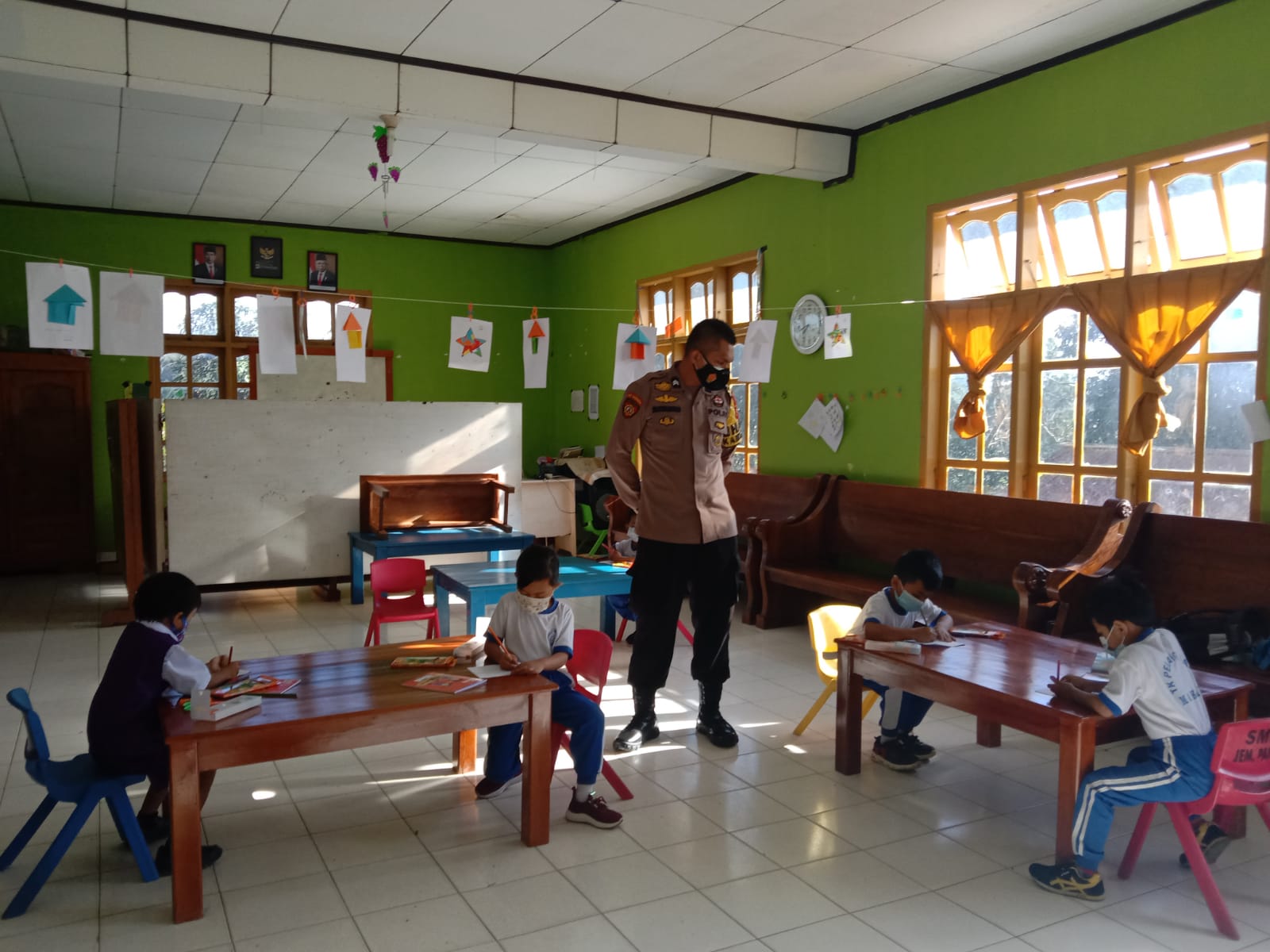 Bhabinkamtibmas bersama Babinsa pengawasan Vaksinasi di Kantor Kelurahan Tarongko