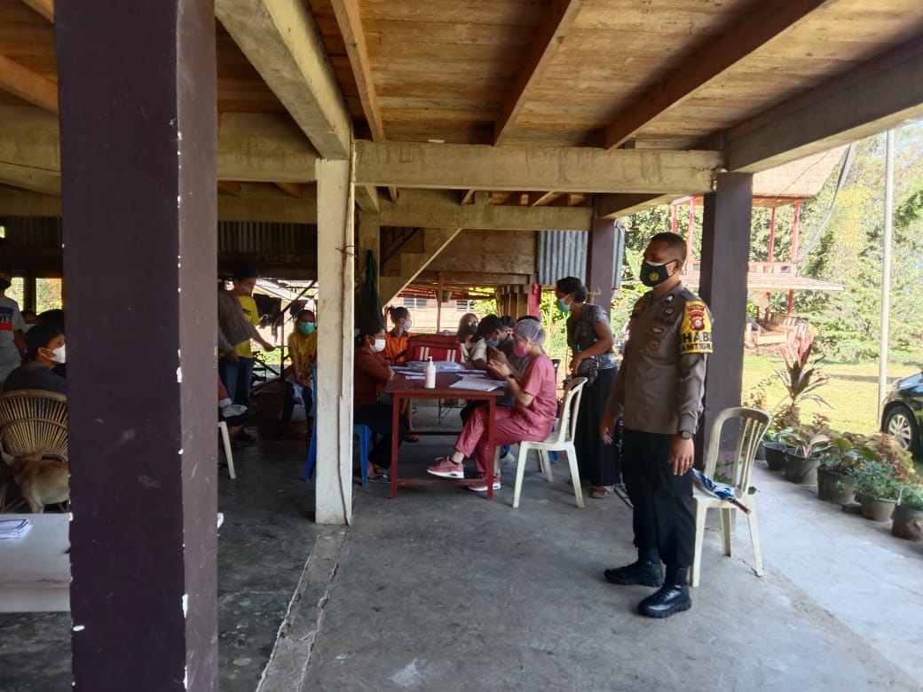 Bhabinkamtibmas bersama Babinsa pengawasan Vaksinasi di Kantor Kelurahan Tarongko