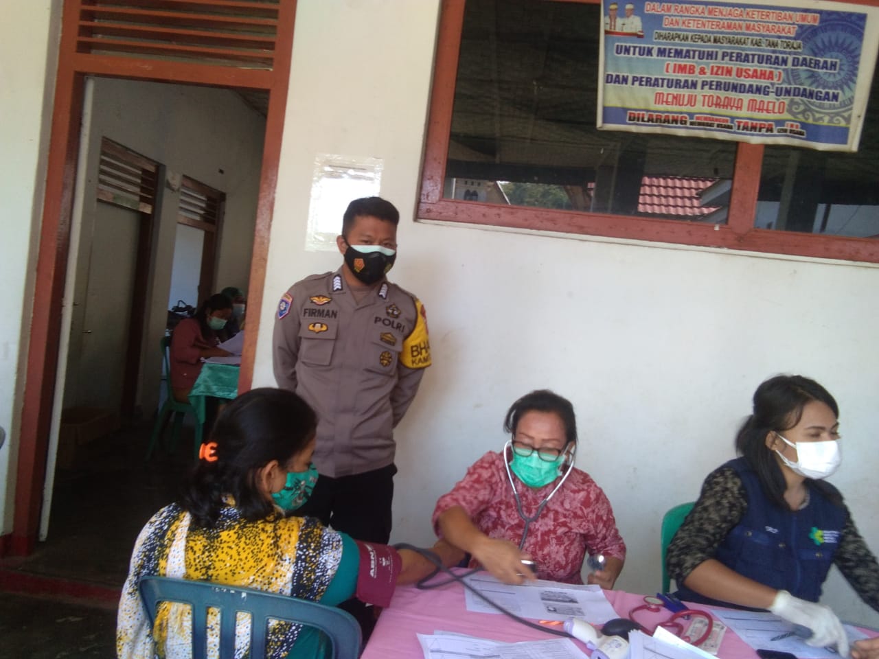 Bhabinkamtibmas bersama Babinsa pengawasan Vaksinasi di Kantor Kelurahan Tarongko