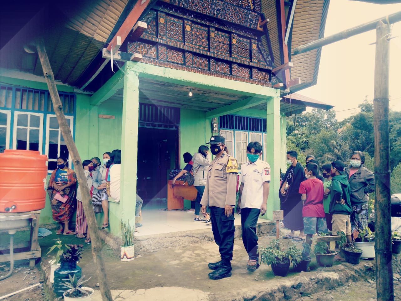 Bhabinkamtibmas Polsek Saluputti Pemantauan Vaksin di Lembang Balla