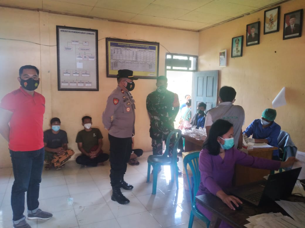 Bhabinkamtibmas Polsek Saluputti Pemantauan Vaksin di Lembang Balla
