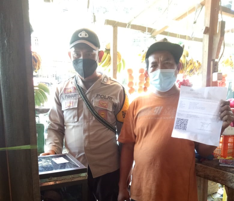 Bhabinkamtibmas Polsek Saluputti Pemantauan Vaksin di Lembang Balla