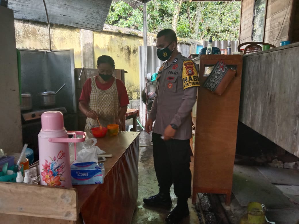 Bhabinkamtibmas Polsek Saluputti Pemantauan Vaksin di Lembang Balla