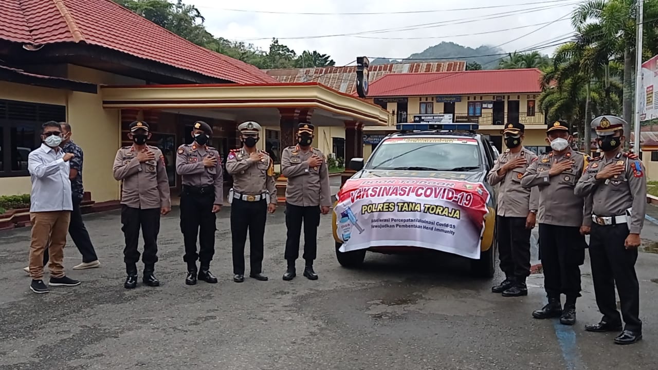 Perdana, Door To Door Vaksinasi Covid–19 Polres Tana Toraja Sentuh Warga Kel. Lemo, Makale Utara