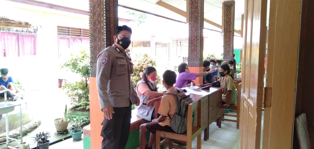 Bhabinkamtibmas Himbauan Protokol Kesehatan Dalam Acara Penguburan Rambu Solo
