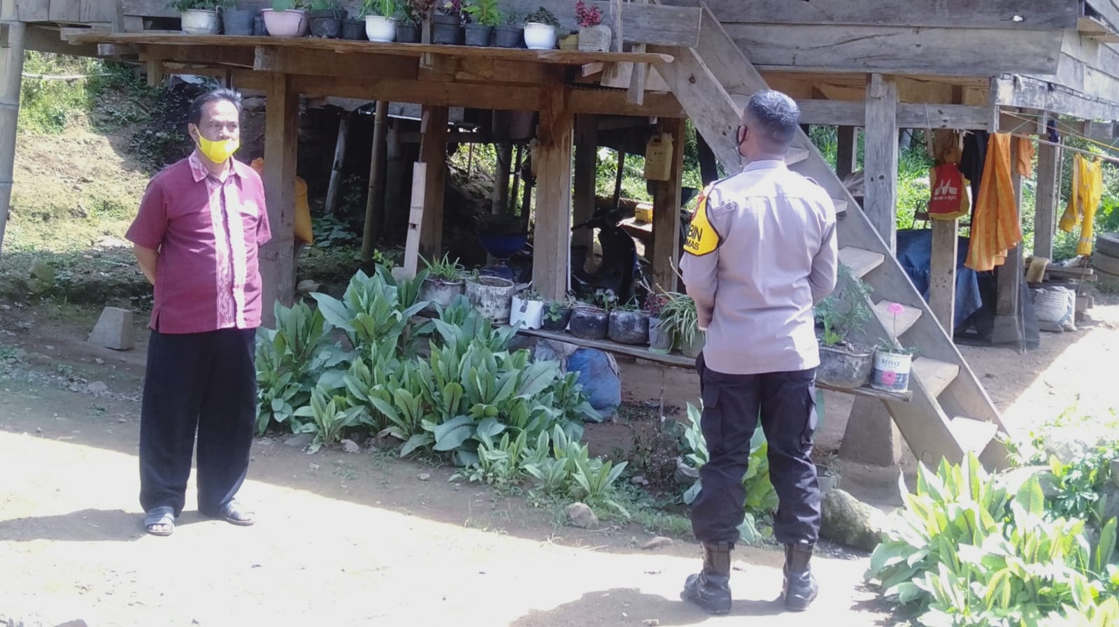 Bhabinkamtibmas Himbauan Protokol Kesehatan Dalam Acara Penguburan Rambu Solo