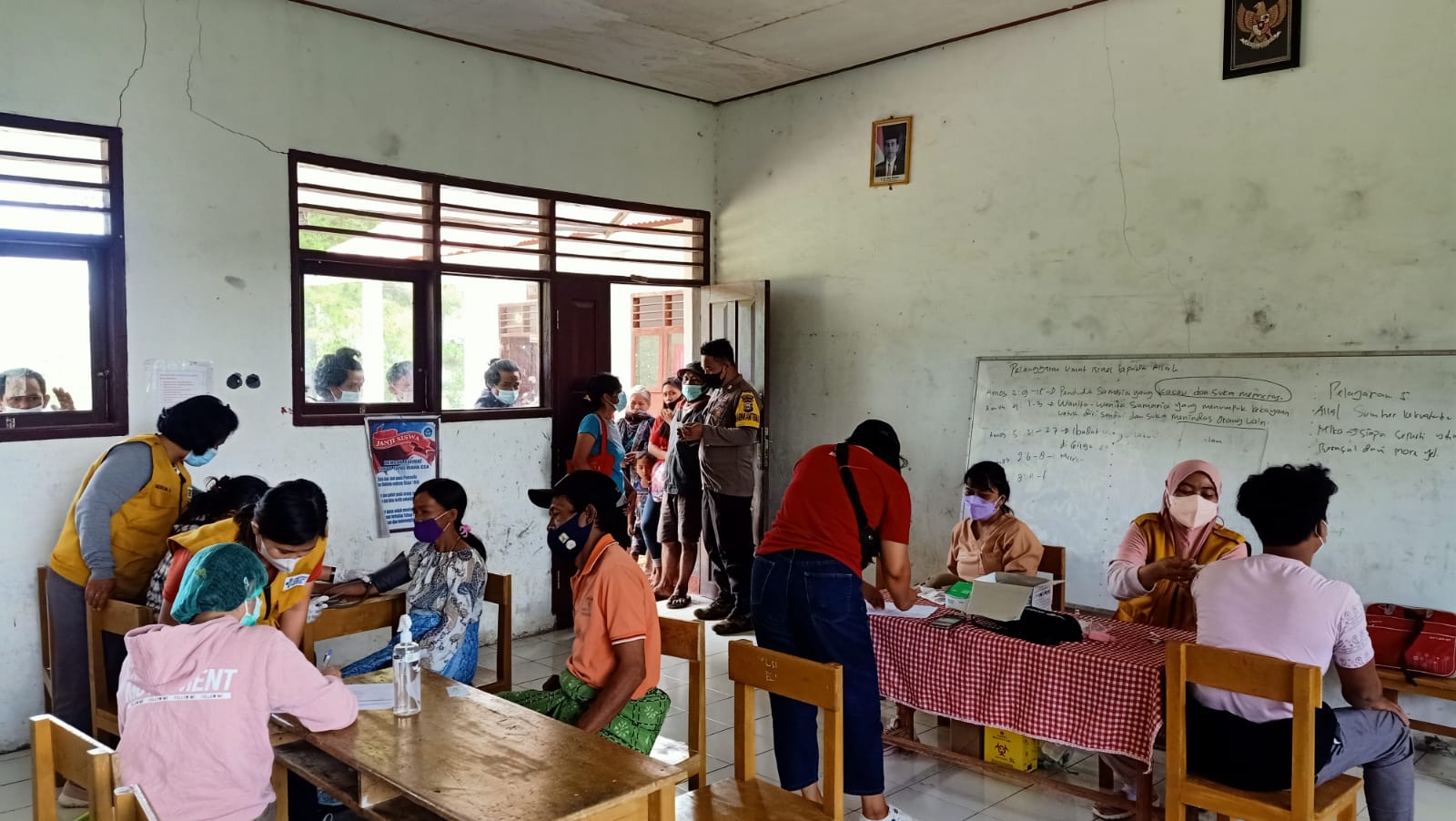 Bhabinkamtibmas pengawasan Vaksinasi di SLTP Satap 13 Saluputti
