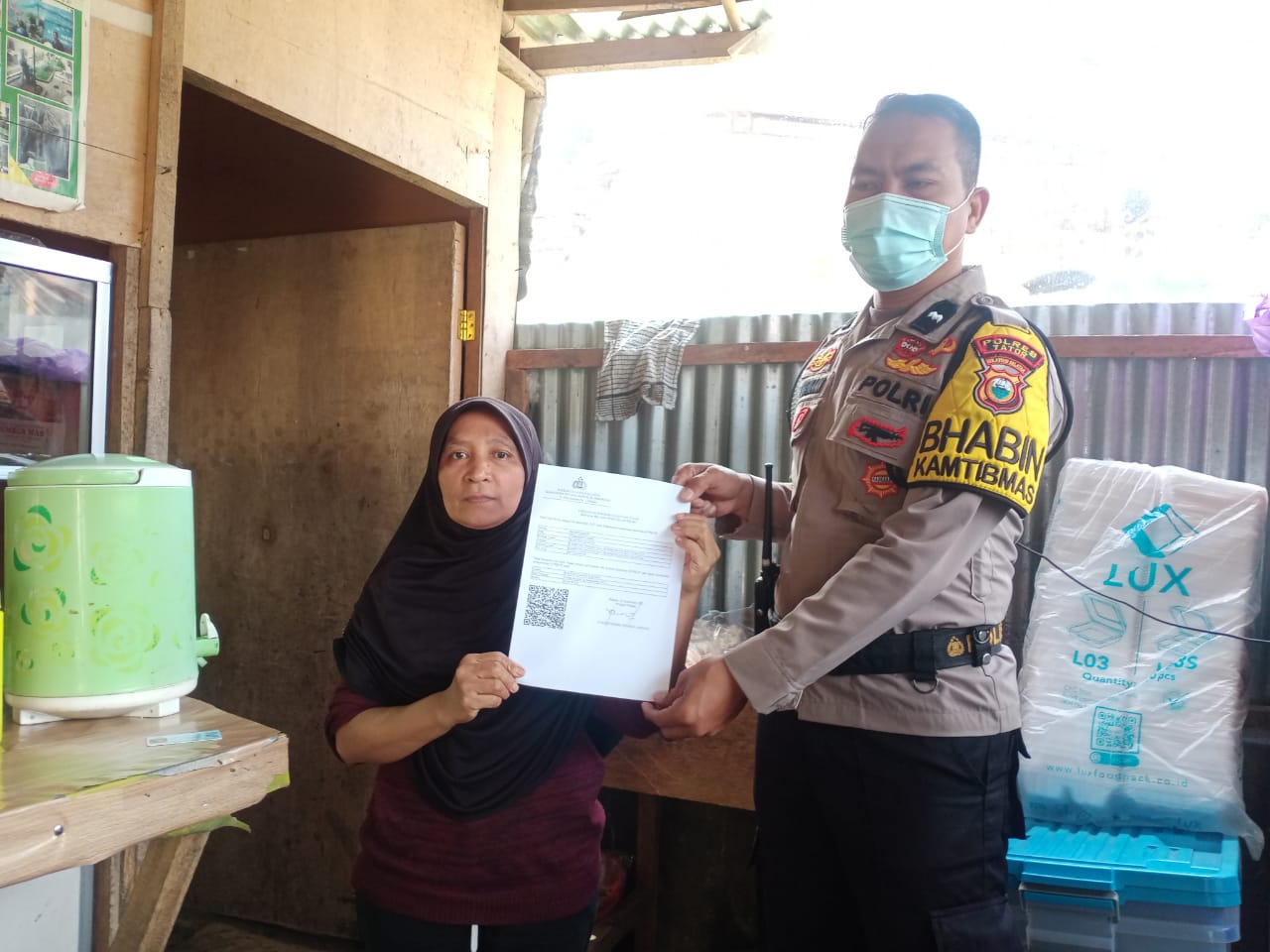 Bhabinkamtibmas Himbauan Protokol Kesehatan Dalam Acara Penguburan Rambu Solo