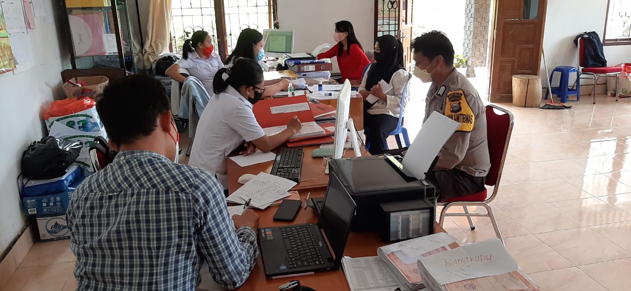 Bhabinkambtimas Polsek Makale Pengawasan Vaksinasi Di Halaman RS Sinar Kasih