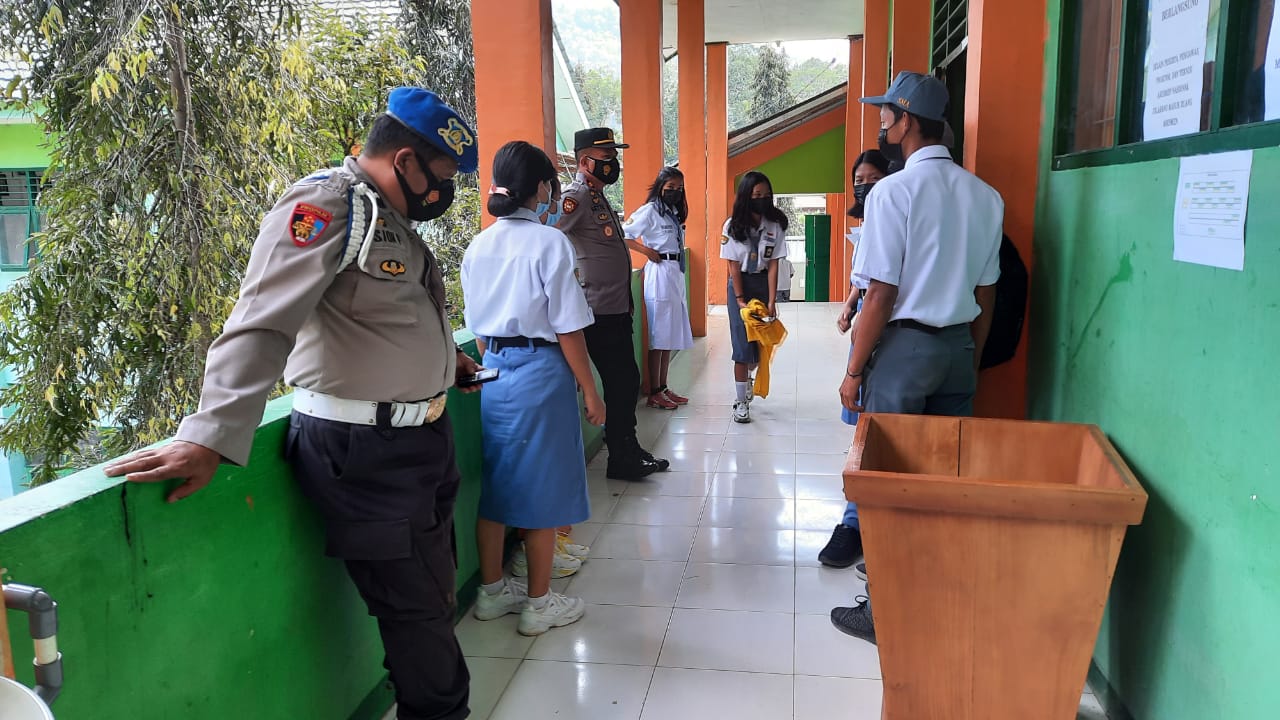 Bhabinkambtimas Polsek Makale Pengawasan Vaksinasi Di Halaman RS Sinar Kasih