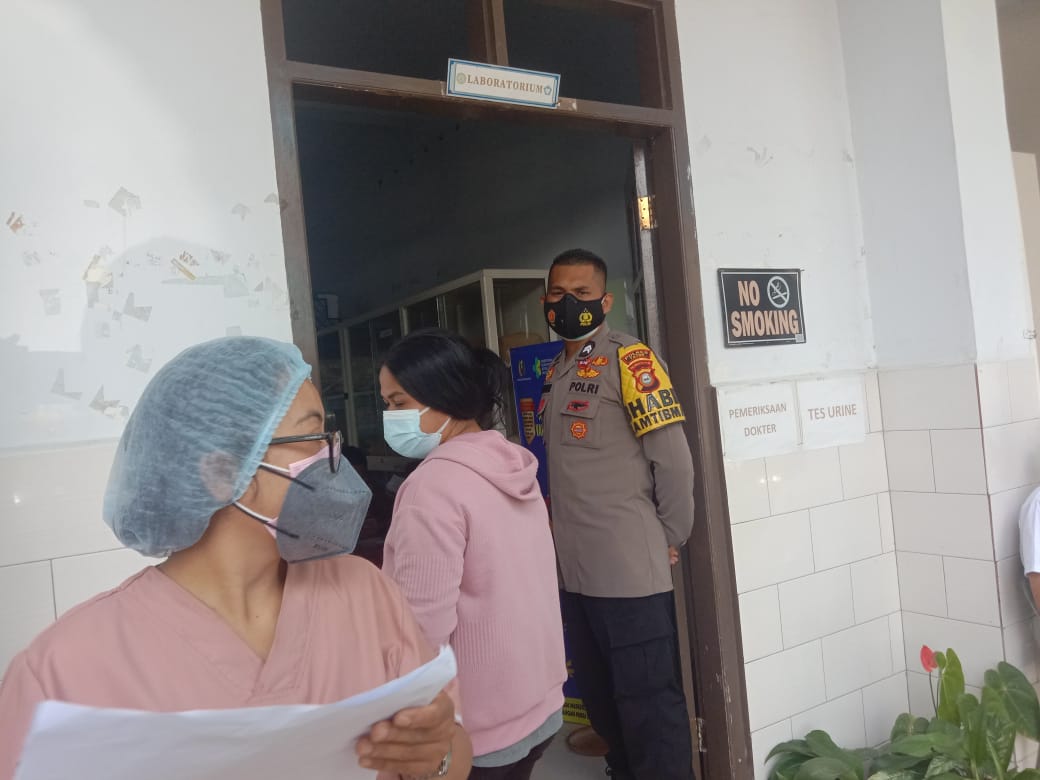 Bhabinkambtimas Polsek Makale Pengawasan Vaksinasi Di Halaman RS Sinar Kasih