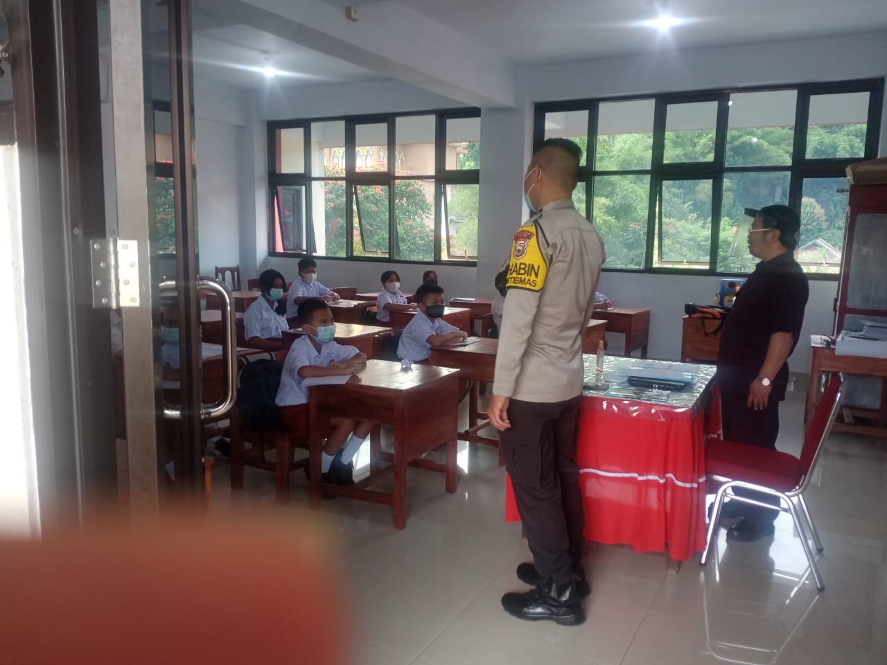 Bhabinkambtimas Polsek Makale Pengawasan Vaksinasi Di Halaman RS Sinar Kasih
