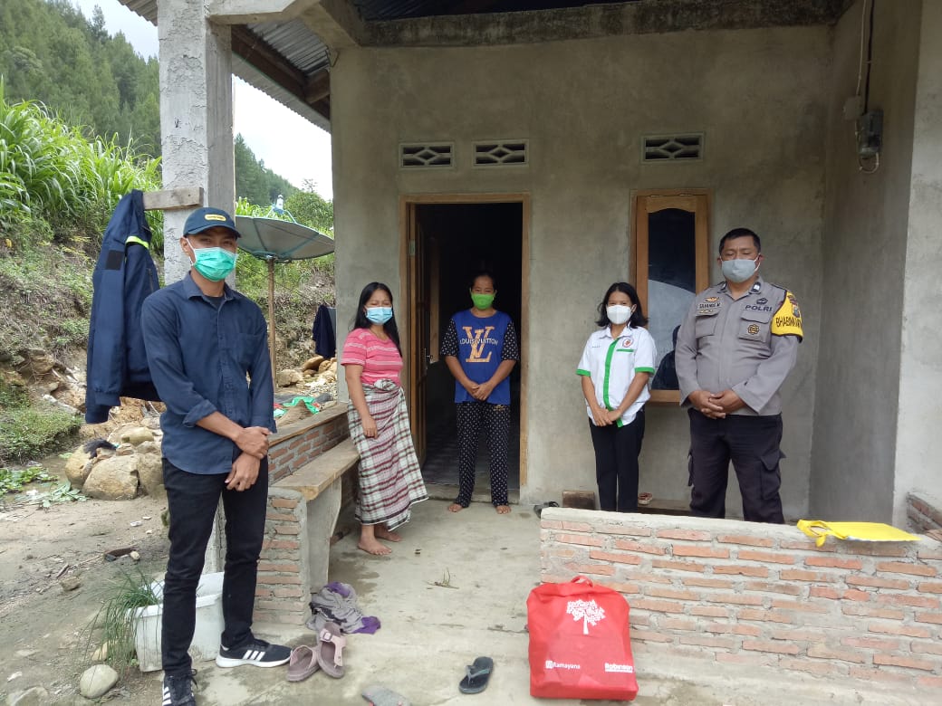 Bhabinkambtimas Polsek Makale Pengawasan Vaksinasi Di Halaman RS Sinar Kasih