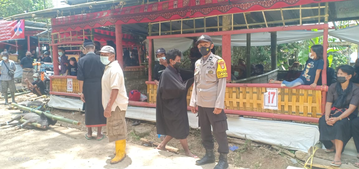 Bhabinkambtimas Polsek Makale Pengawasan Vaksinasi Di Halaman RS Sinar Kasih