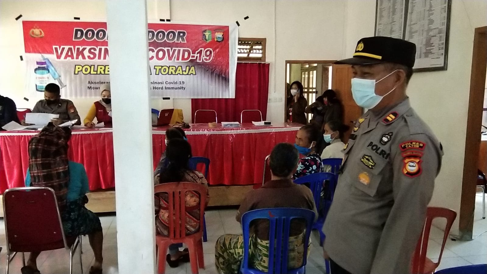 Bhabinkambtimas Polsek Makale Pengawasan Vaksinasi Di Halaman RS Sinar Kasih