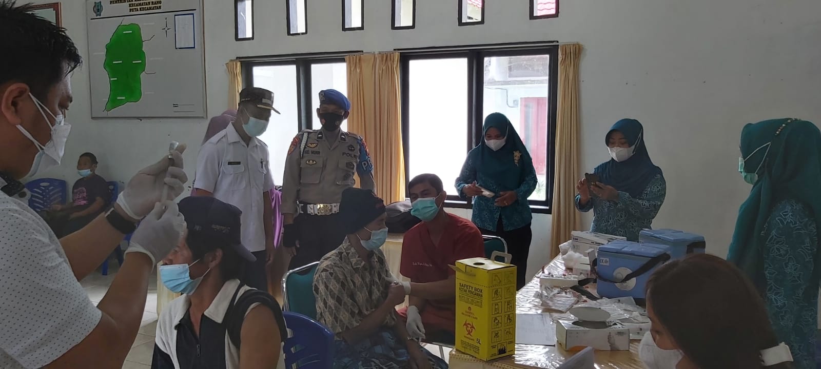 Kapolsek Makale pengawasan Penyelenggaraan Vaksinasi di Gedung Tammuan Mali