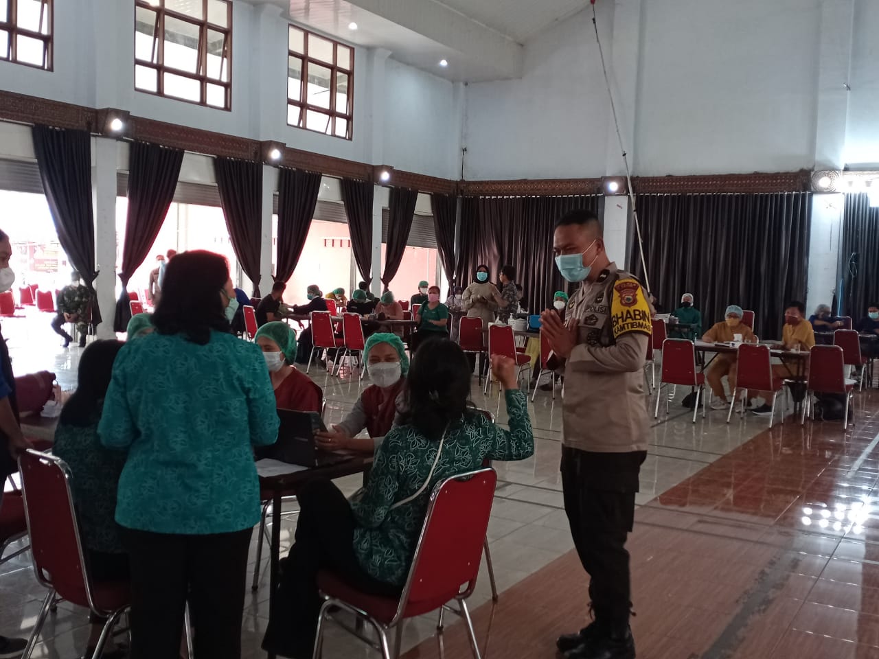 Kapolsek Makale pengawasan Penyelenggaraan Vaksinasi di Gedung Tammuan Mali
