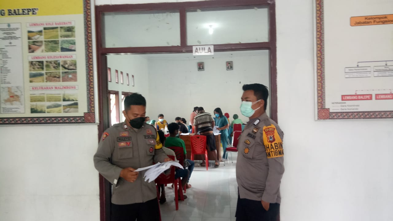 Kapolsek Makale pengawasan Penyelenggaraan Vaksinasi di Gedung Tammuan Mali