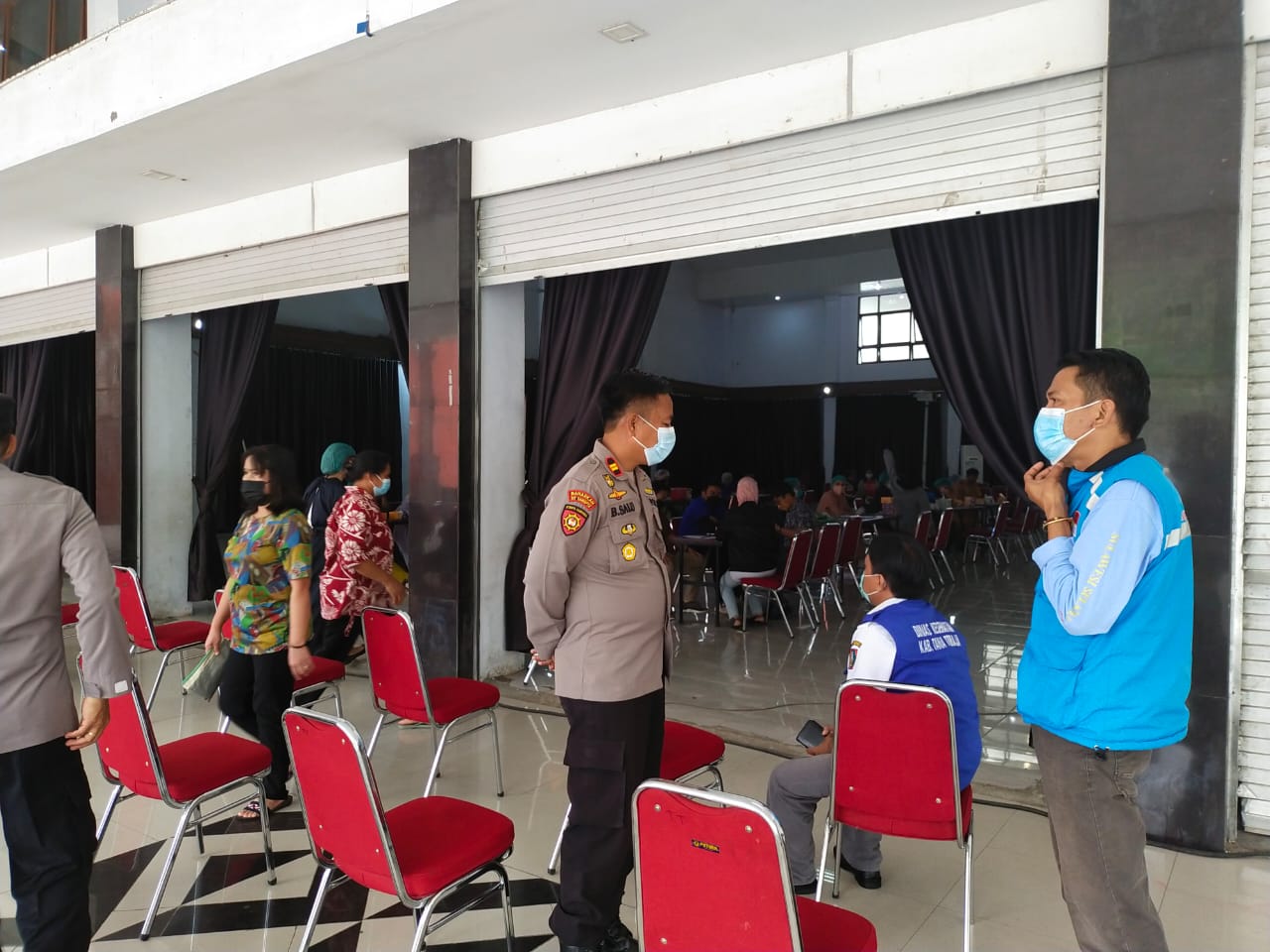 Kapolsek Makale pengawasan Penyelenggaraan Vaksinasi di Gedung Tammuan Mali