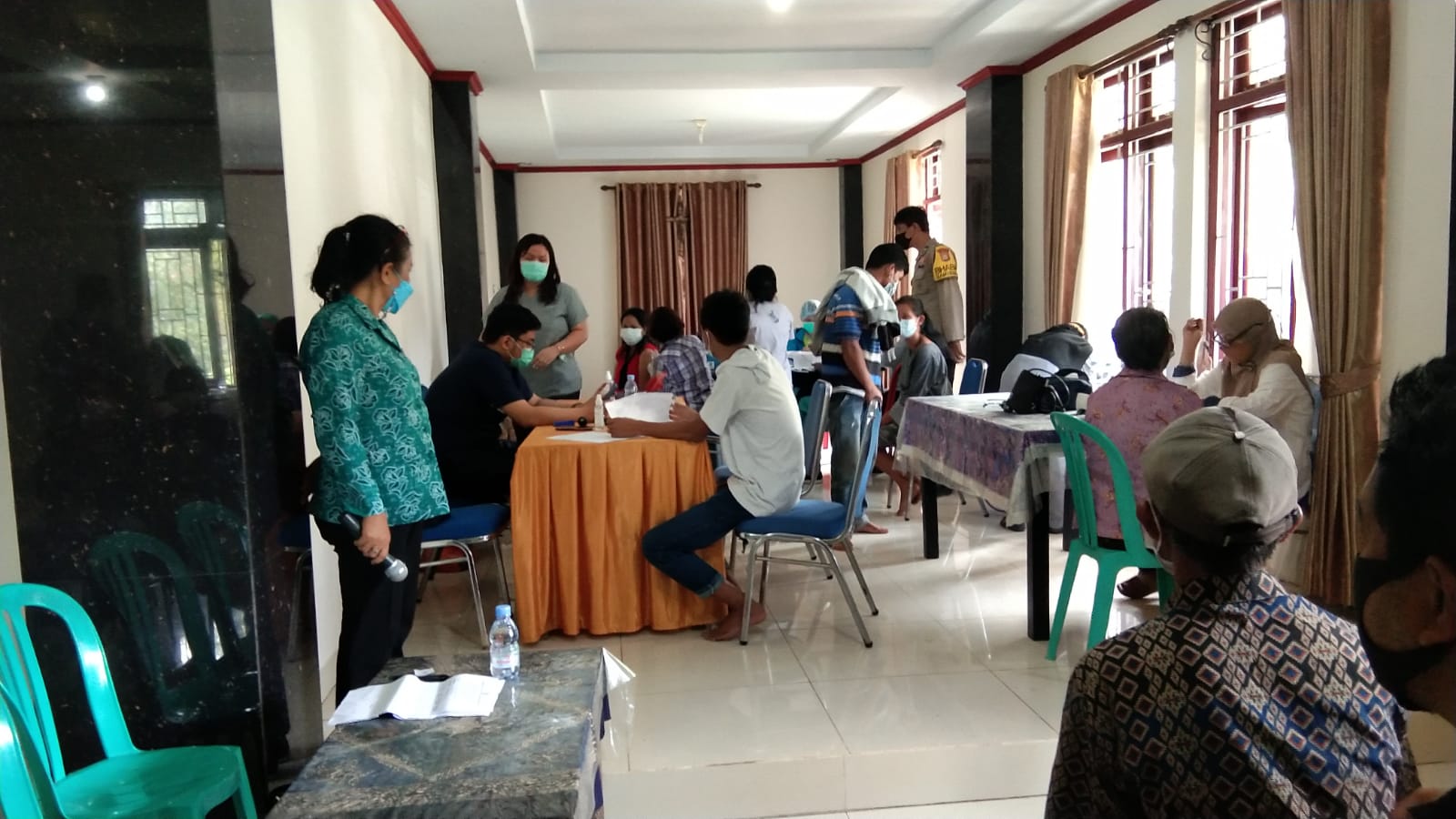 Kapolsek Makale pengawasan Penyelenggaraan Vaksinasi di Gedung Tammuan Mali