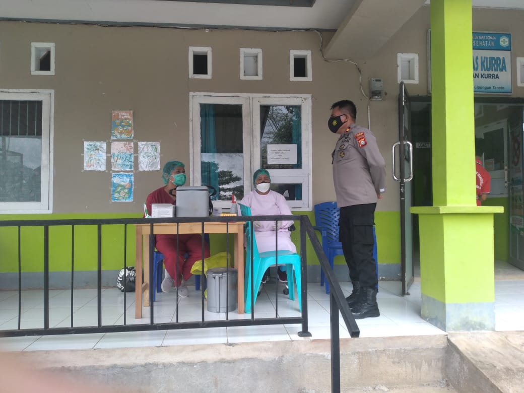 Kapolsek Makale pengawasan Penyelenggaraan Vaksinasi di Gedung Tammuan Mali