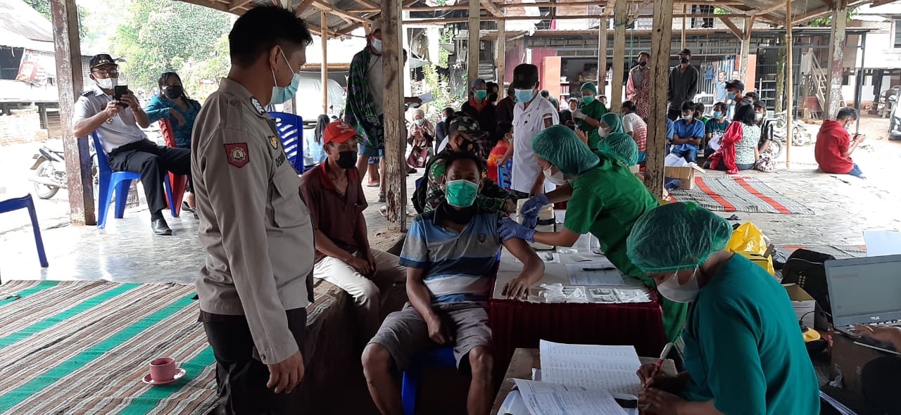 Kapolsek Makale pengawasan Penyelenggaraan Vaksinasi di Gedung Tammuan Mali