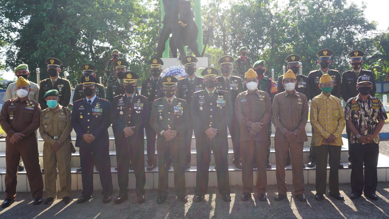Jelang HUT TNI ke 76 Kapolres Maros Ziarah Ke Taman Makam Pahlawan