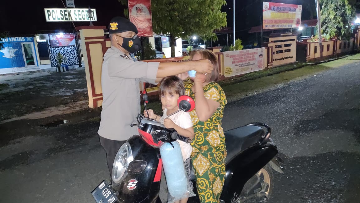 Antisipasi Penyebaran Covid 19 Polsek Segeri Bagikan Masker Kepada Warganya