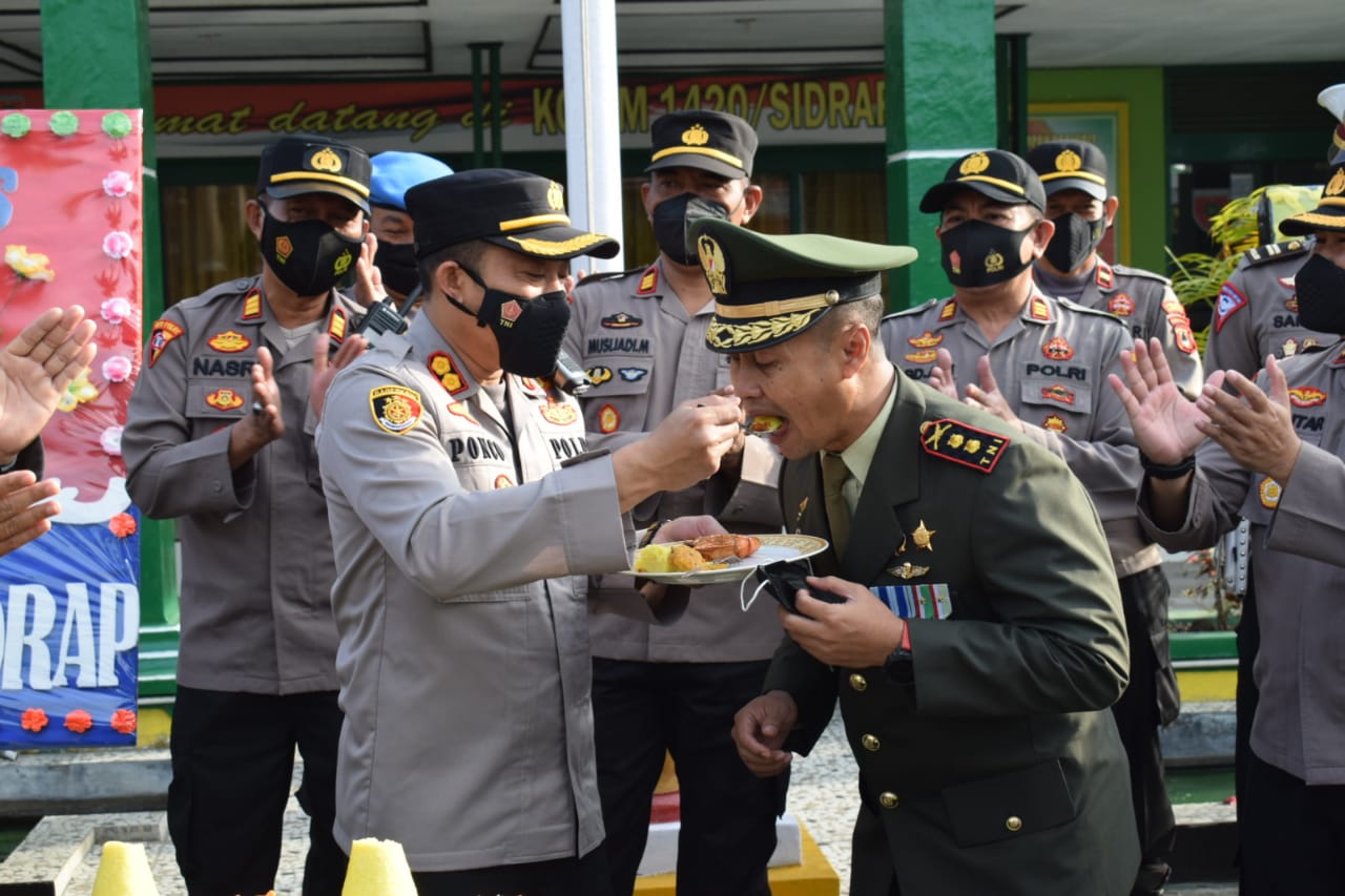 Di Hari Jadi TNI Ke-76, Kapolres Sidrap Berikan Surprise Ke Makodim 1420 Sidrap