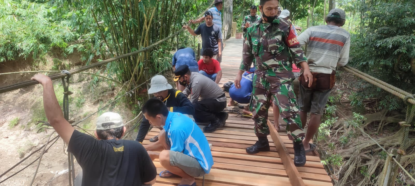 TNI-POLRI Bersama Warga Perbaiki Jembatan Gantung Di sidrap