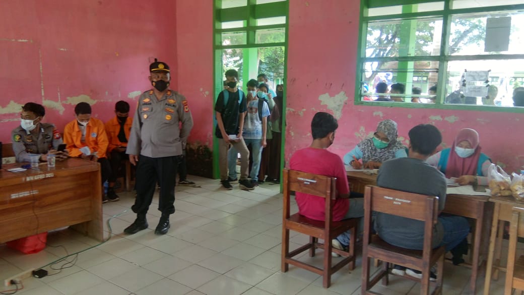 Polsek Segeri Pengamanan Kegiatan Vaksinasi Merdeka Polres Pangkep Di SMA Negeri 2 Pangkep Kecamatan Segeri