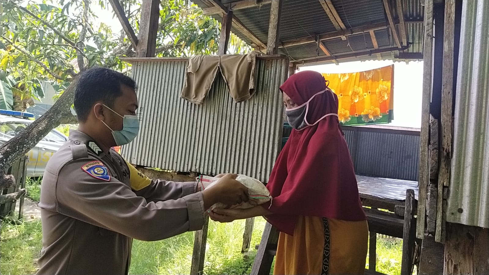 Bhabinkamtibmas Polsek Segeri Bagikan Bantuan Beras Kepada Warga Yang Terdampak Covid 19