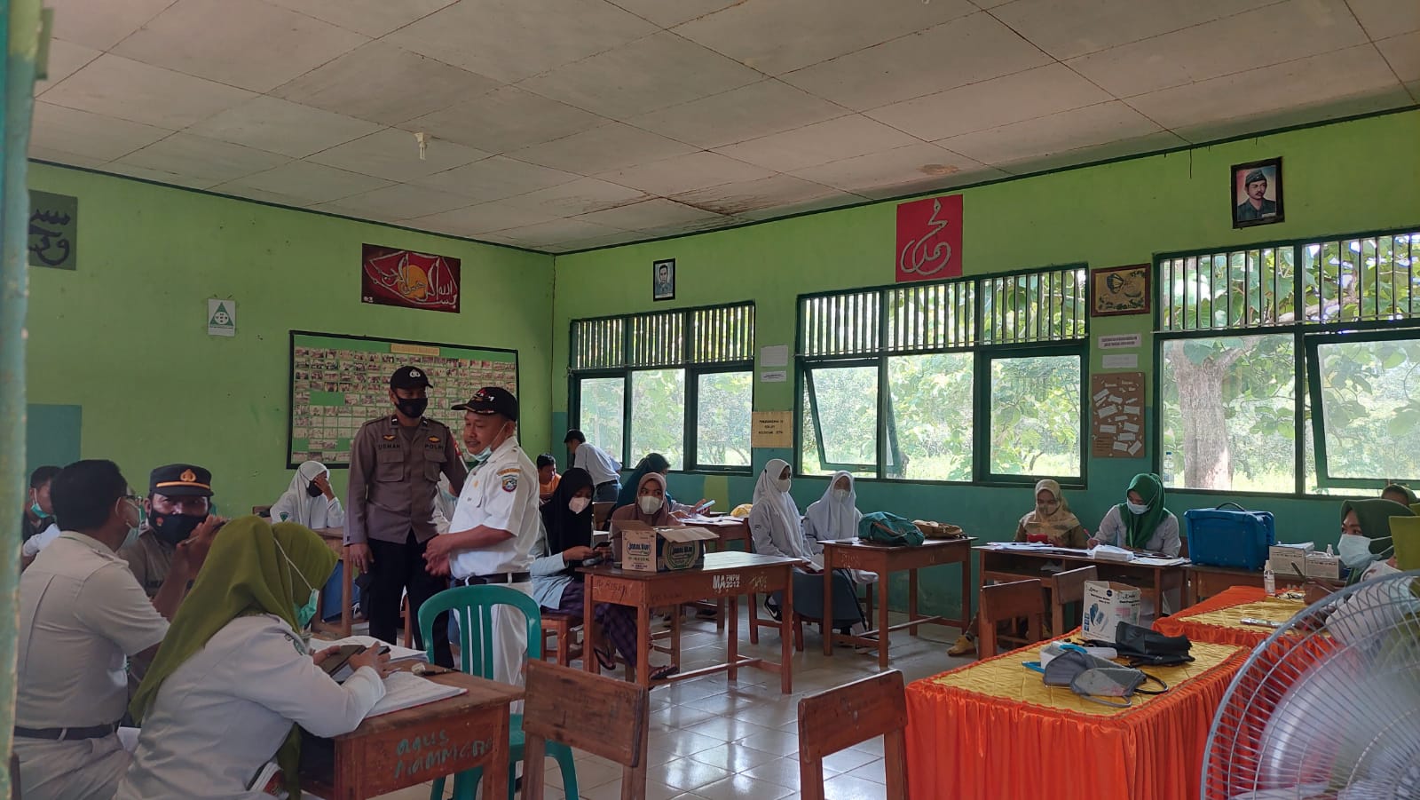 Wakapolsek Marang Bersama SPKT Melaksanakan Pengamanan Vaksin